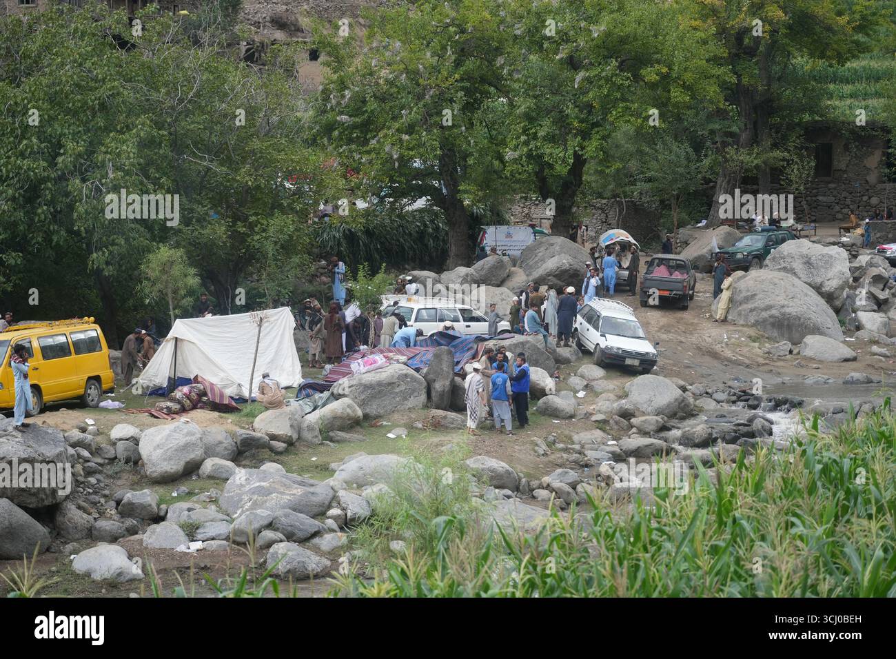 Kunar, Afghanistan. 3 settembre 2025. La foto scattata il 3 settembre 2025 mostra una vista di un rifugio post-terremoto improvvisato in una valle del distretto di Suki nella provincia di Kunar, Afghanistan. Il bilancio delle vittime del potente terremoto che ha colpito l'Afghanistan orientale è salito a 2.205, con altri 3.640 feriti, la società afghana della Mezzaluna Rossa ha riferito giovedì. Le operazioni di salvataggio sono ancora in corso tra i rapporti secondo cui molte persone sono ancora intrappolate sotto le macerie delle case crollate, ha detto l'organizzazione. Crediti: Xinhua/Alamy Live News Foto Stock