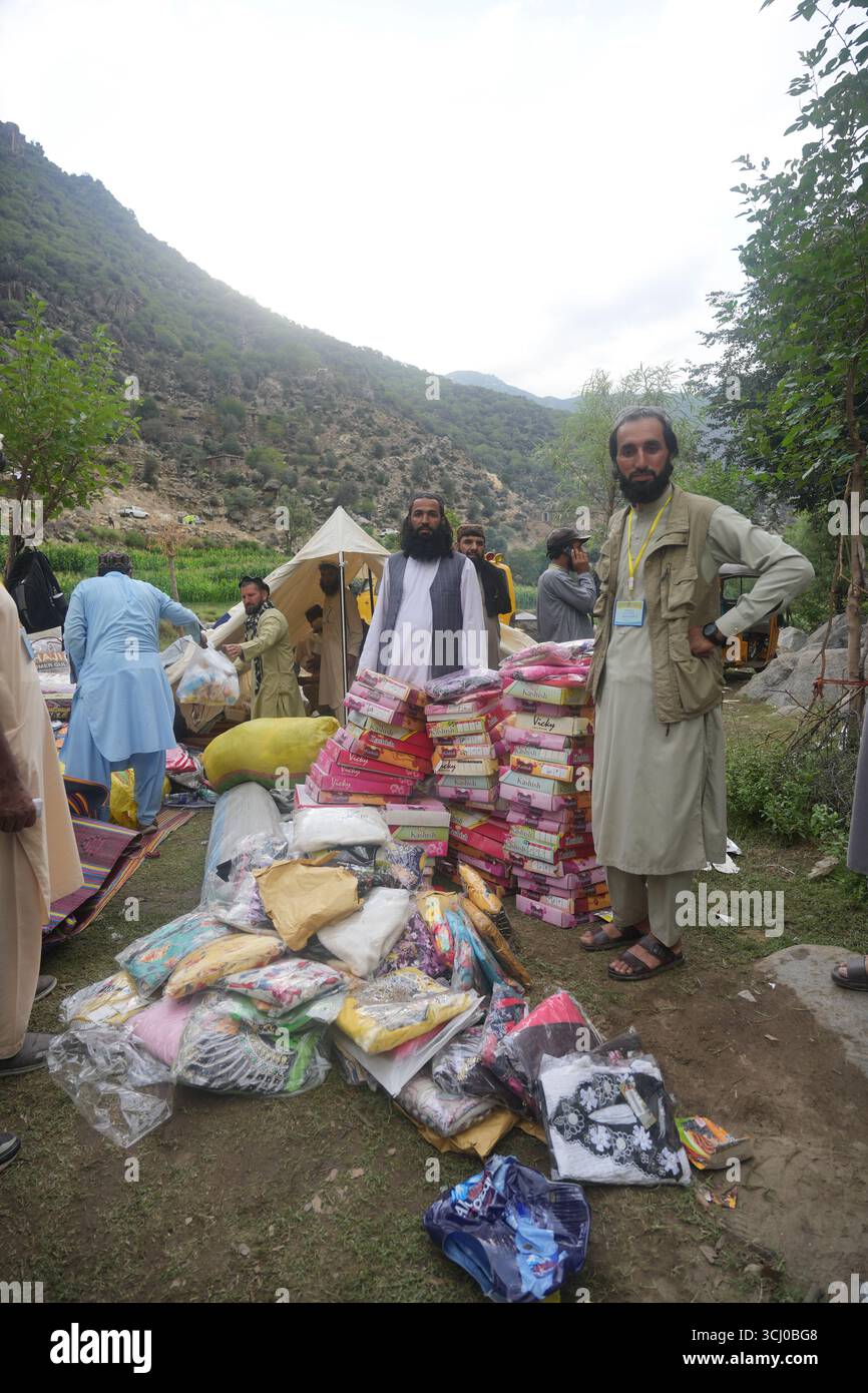 Kunar, Afghanistan. 3 settembre 2025. La foto scattata il 3 settembre 2025 mostra parte delle forniture di soccorso in un sito di rifugio post-terremoto improvvisato in una valle del distretto di Suki nella provincia di Kunar, Afghanistan. Il bilancio delle vittime del potente terremoto che ha colpito l'Afghanistan orientale è salito a 2.205, con altri 3.640 feriti, la società afghana della Mezzaluna Rossa ha riferito giovedì. Le operazioni di salvataggio sono ancora in corso tra i rapporti secondo cui molte persone sono ancora intrappolate sotto le macerie delle case crollate, ha detto l'organizzazione. Crediti: Xinhua/Alamy Live News Foto Stock