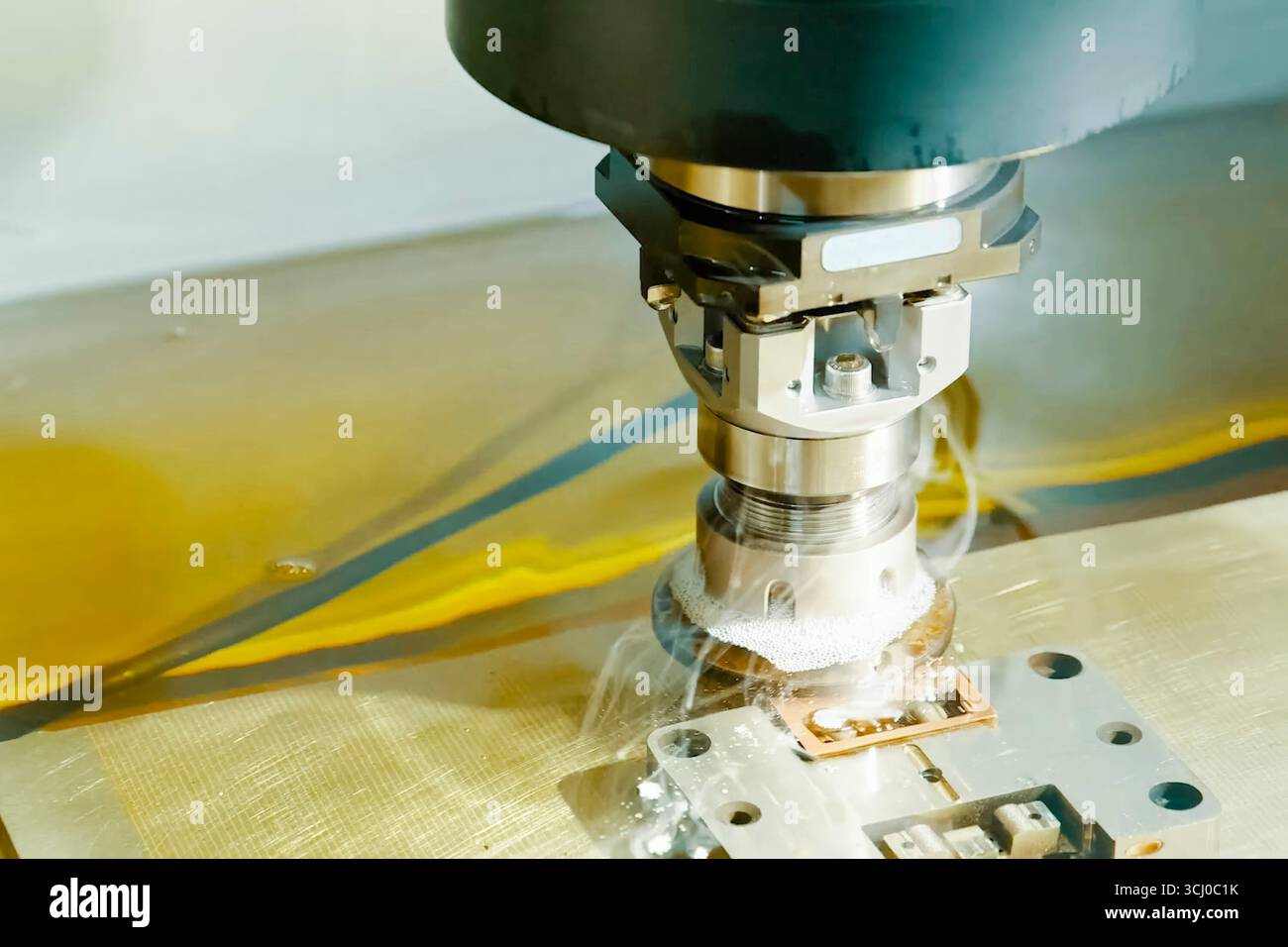 Lavorazione di parti in liquido di raffreddamento, processo di produzione di parti di armi da fuoco Foto Stock