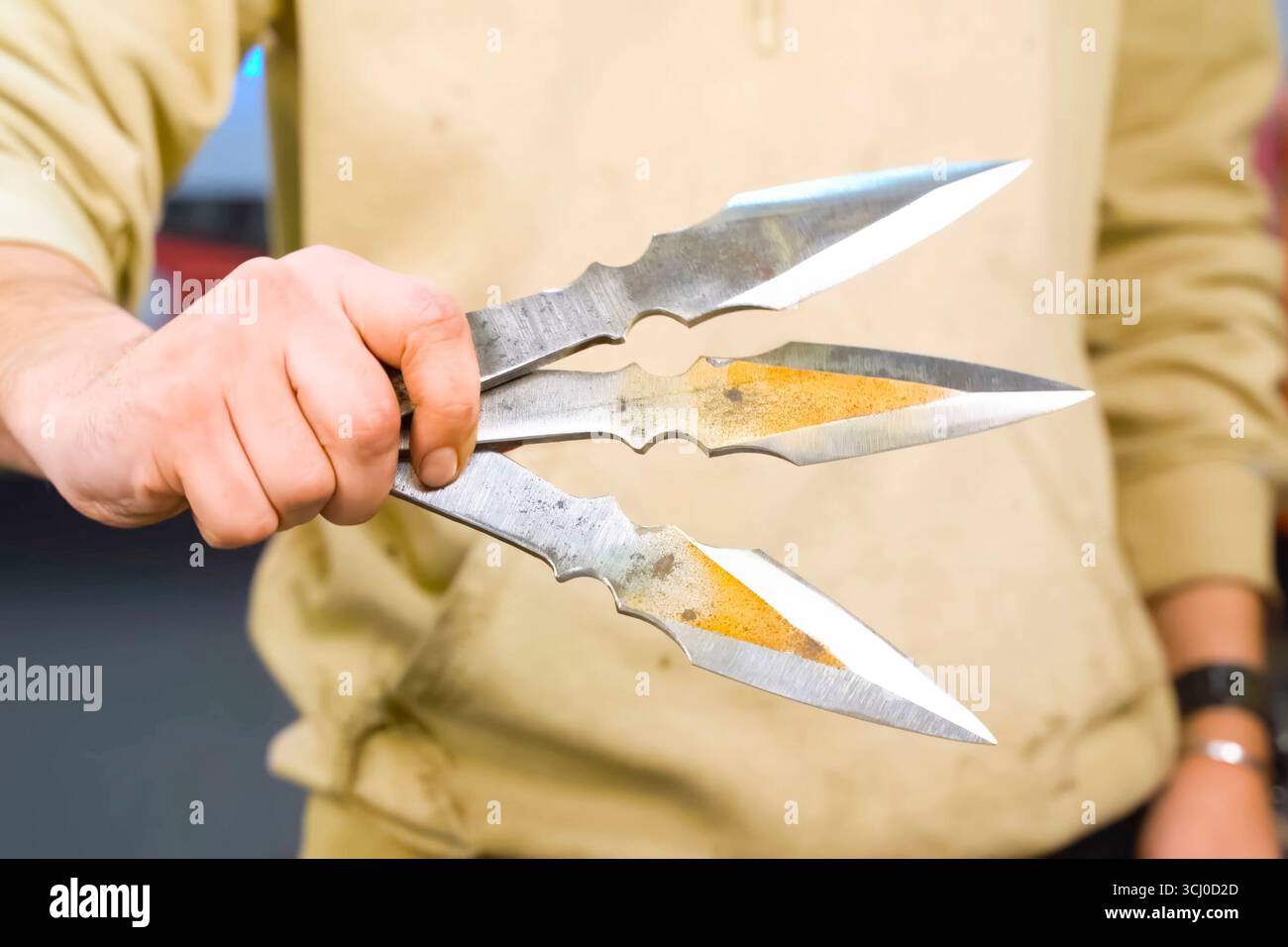 Lancio del coltello in mano, puntando verso il bersaglio. Foto Stock