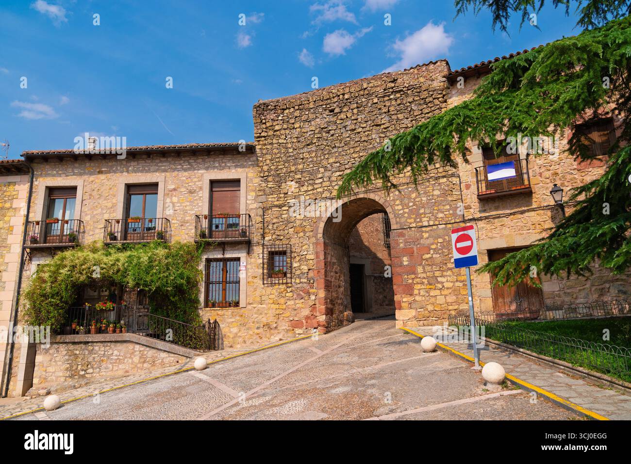 L'Arco del Portal Mayor, un'antica porta che conduce alla città vecchia di Sigüenza, un bellissimo villaggio spagnolo, offre una splendida vista esterna Foto Stock