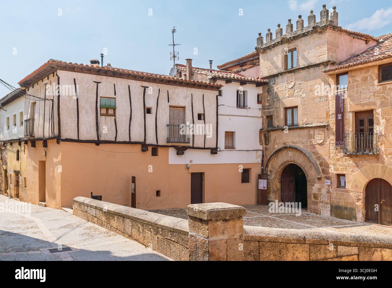 Sigüenza, Spagna. 19 agosto 2025. Casa del Doncel, un bellissimo edificio in stile gotico, oggi ospita un museo locale Foto Stock