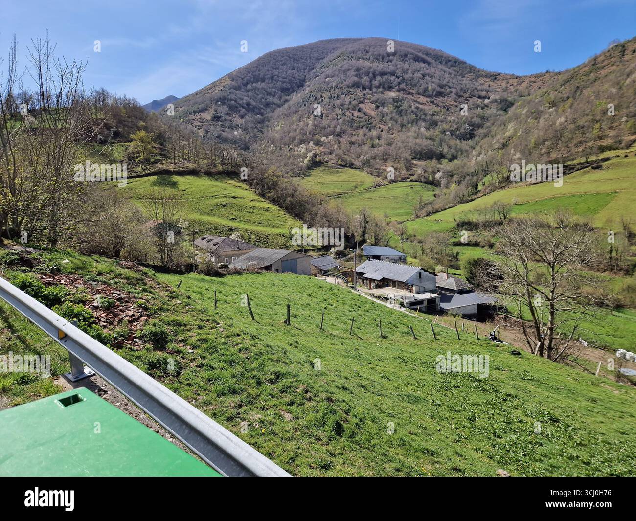Paesaggio intorno al villaggio di Trascastro nella valle di Leitariegos nelle Asturie, Spagna Foto Stock