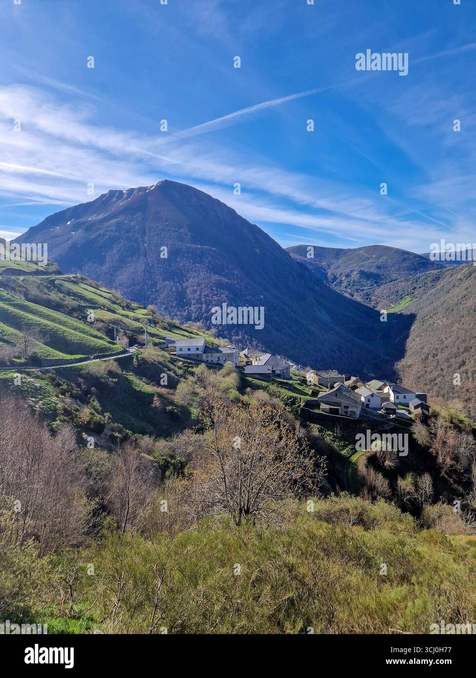 Paesaggio intorno al villaggio di Trascastro nella valle di Leitariegos nelle Asturie, Spagna Foto Stock