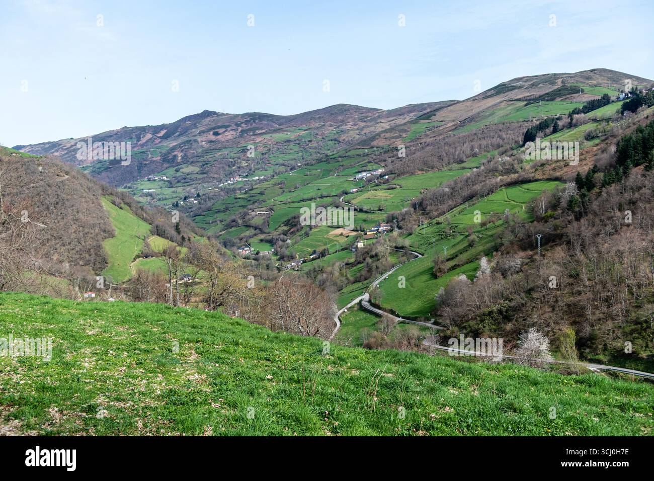 Paesaggio intorno al villaggio di Trascastro nella valle di Leitariegos nelle Asturie, Spagna Foto Stock