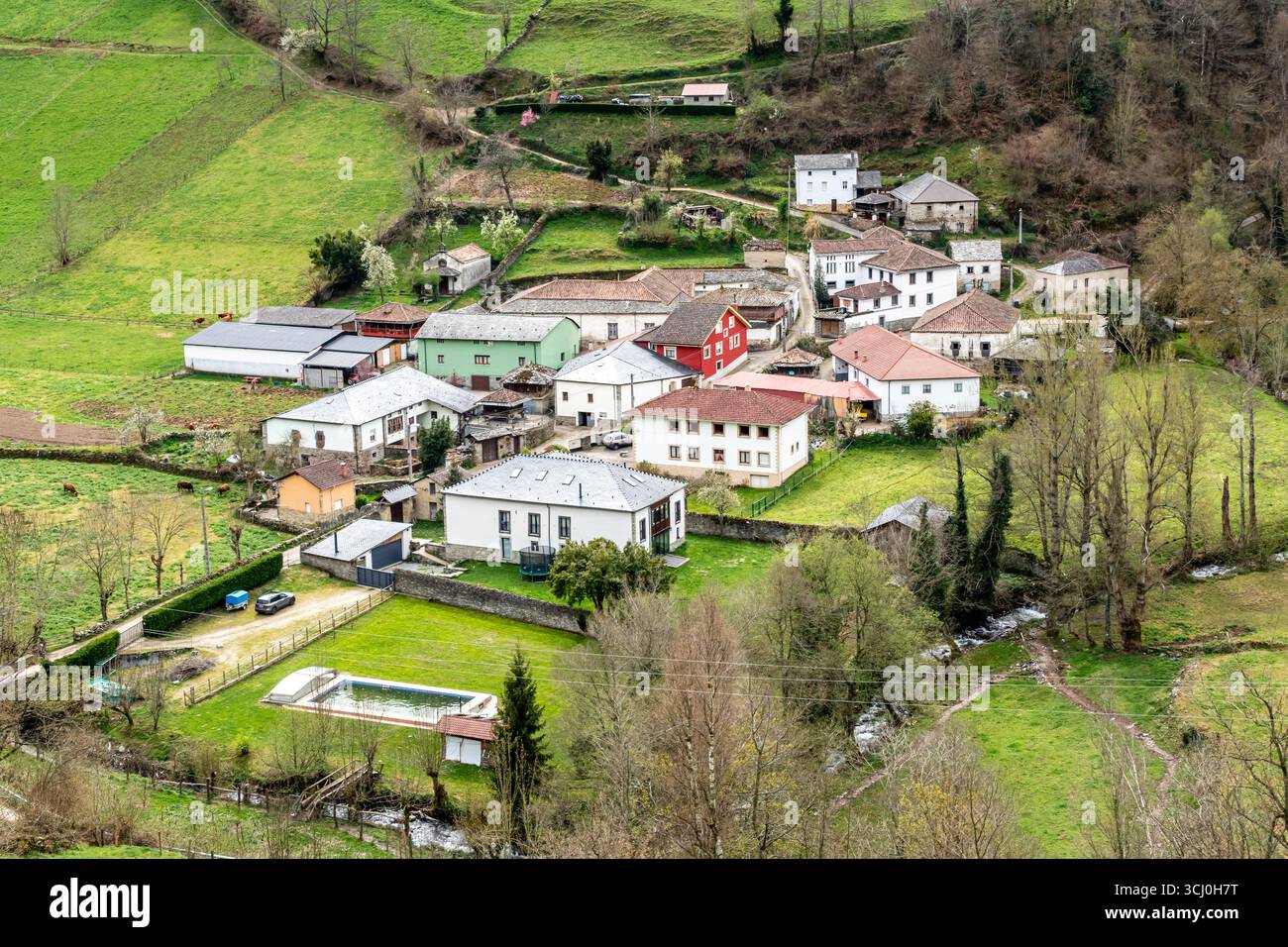 Paesaggio intorno al villaggio di Trascastro nella valle di Leitariegos nelle Asturie, Spagna Foto Stock