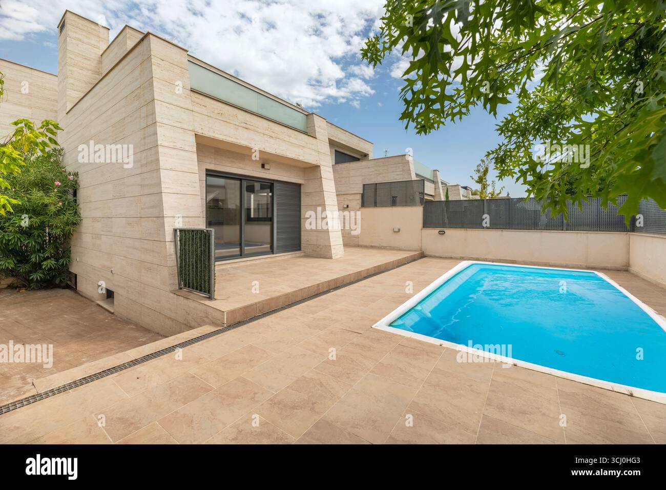 Design bioclimatico che utilizza il cortile centrale per la ventilazione incrociata, incorporando una piscina poco profonda come regolatore termico "naturale" Foto Stock