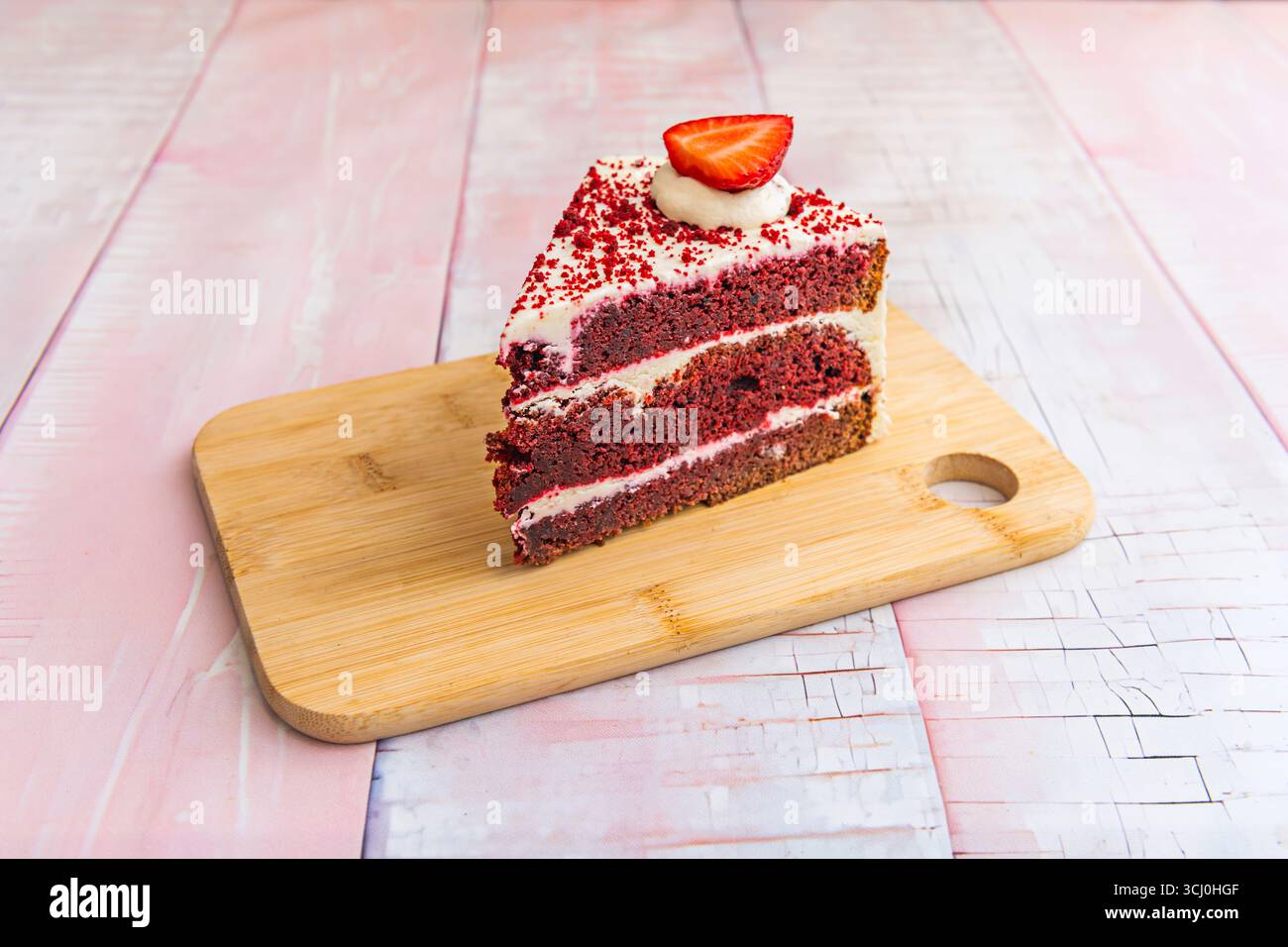 Red Velvet Cake: Velluto rosso con glassa di formaggio cremoso e decorazioni eleganti Foto Stock