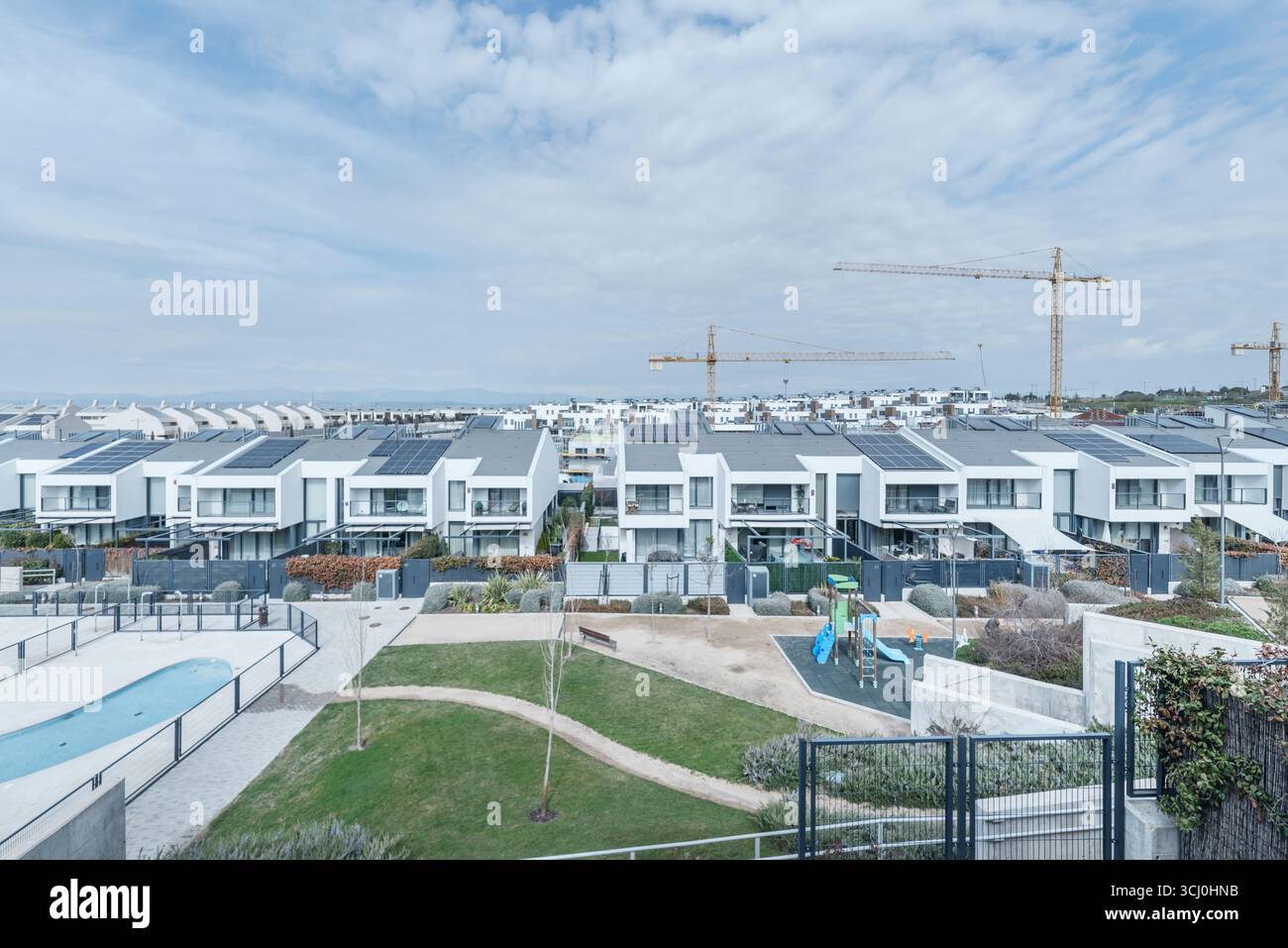 Composizione paesaggistica che bilancia elementi duri e morbidi, dove l'acqua della piscina appare come nota cromatica complementare Foto Stock