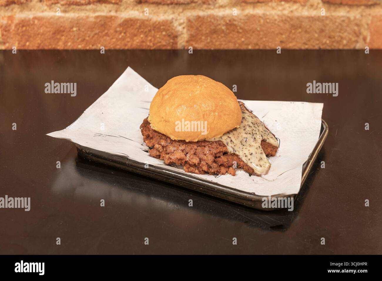 Hamburger di pollo Spicy Burger: Croccante impanato con salsa di bufala e patatine fritte con panna acida e salsa all'erba cipollina fresca Foto Stock