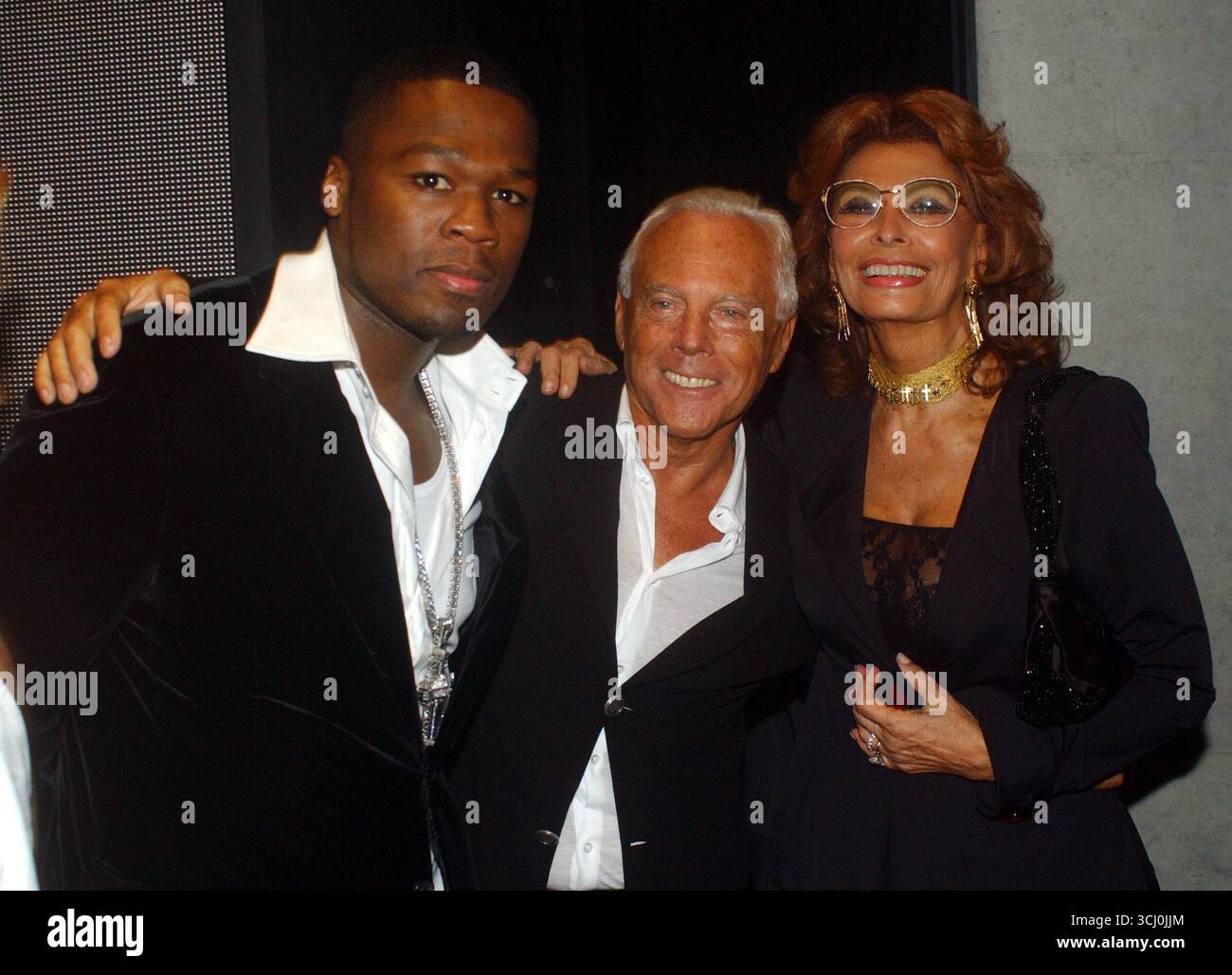Foto d'archivio, Italia. 4 settembre 2025. MILANO - MILANO - ARMANI SFILATA DI MODA FEMMINILE PRIMAVERA ESTATE, 50 CENTESIMI, (CURTIS JACKSON) GIORGIO ARMANI E SOFIA LOREN (MILANO - 2005-09-28, Maurizio Maule) ps la foto può essere utilizzata nel rispetto del contesto in cui è stata scattata, e senza intenti diffamatori della dignità delle persone rappresentate credito: Independent Photo Agency/Alamy Live News Foto Stock