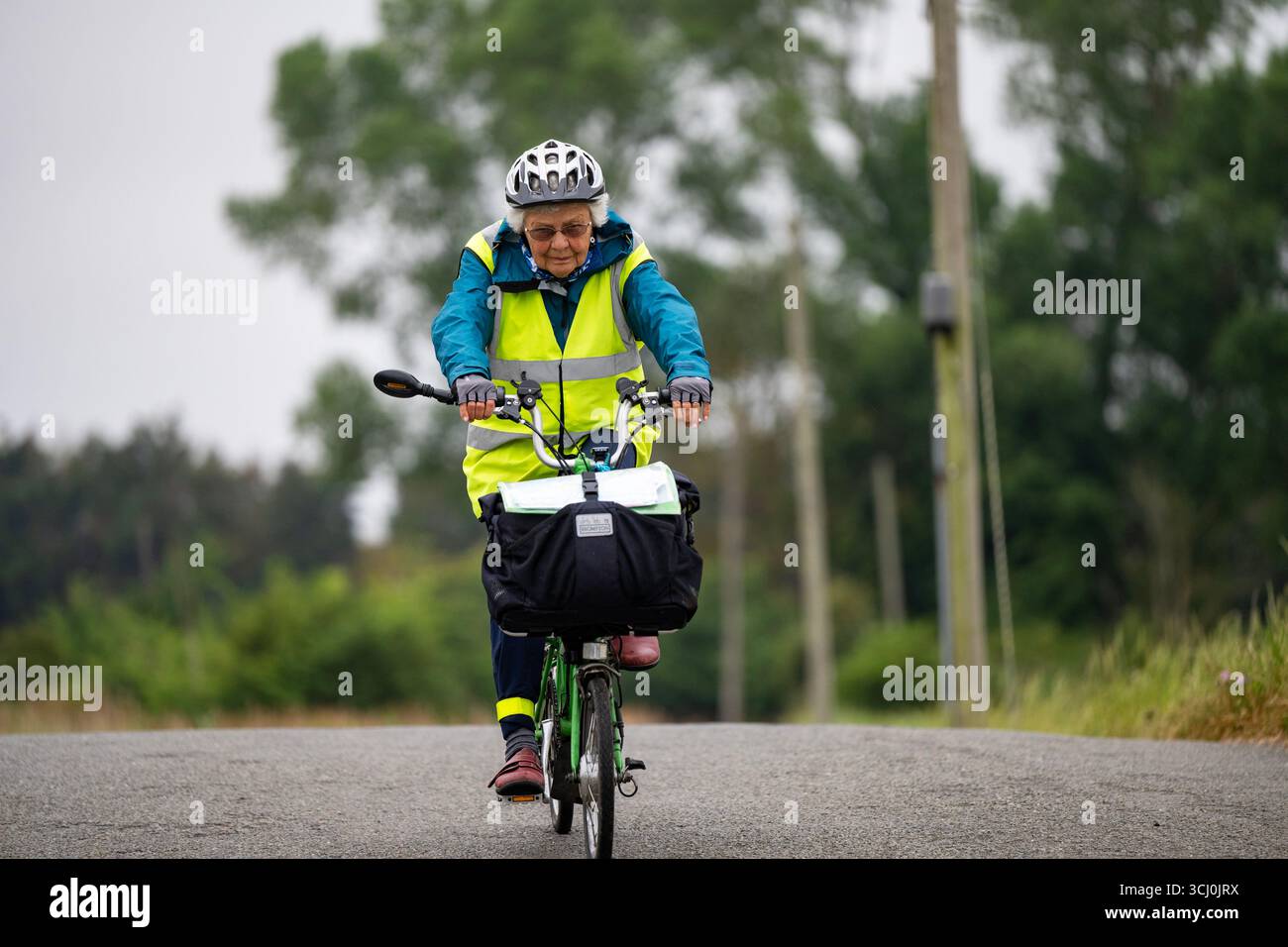 Helen Lewis ciclista a lunga distanza che ha raccolto oltre 40.000 sterline per le associazioni benefiche Shingle Street Suffolk Foto Stock
