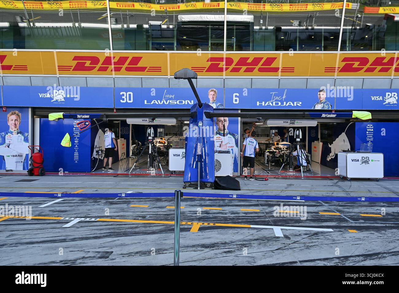 MONZA, ITALIA - 04 SETTEMBRE: Una panoramica generale del garage del Team di Formula 1 Visa Cash App RB durante le anteprime in vista del Gran Premio di F1 d'Italia all'autodromo Nazionale Monza il 4 settembre 2025 a Monza, Italia. (Foto di Vince Mignott/Alamy Live News) Foto Stock