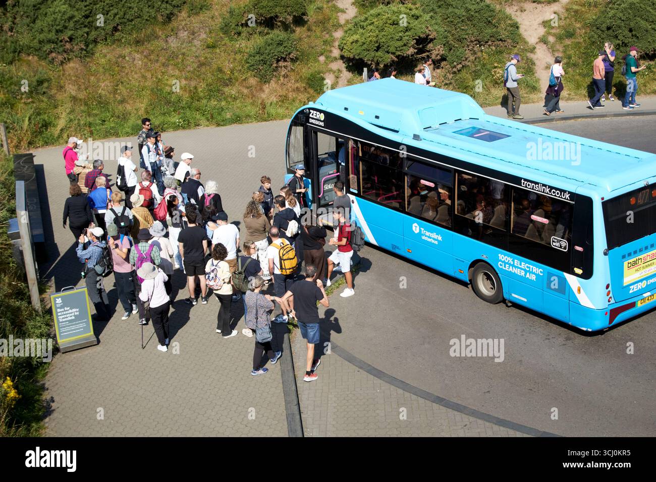 i turisti che aspettano l'autobus navetta dal centro visitatori alla strada rialzata gigante della contea di antrim irlanda del nord regno unito Foto Stock