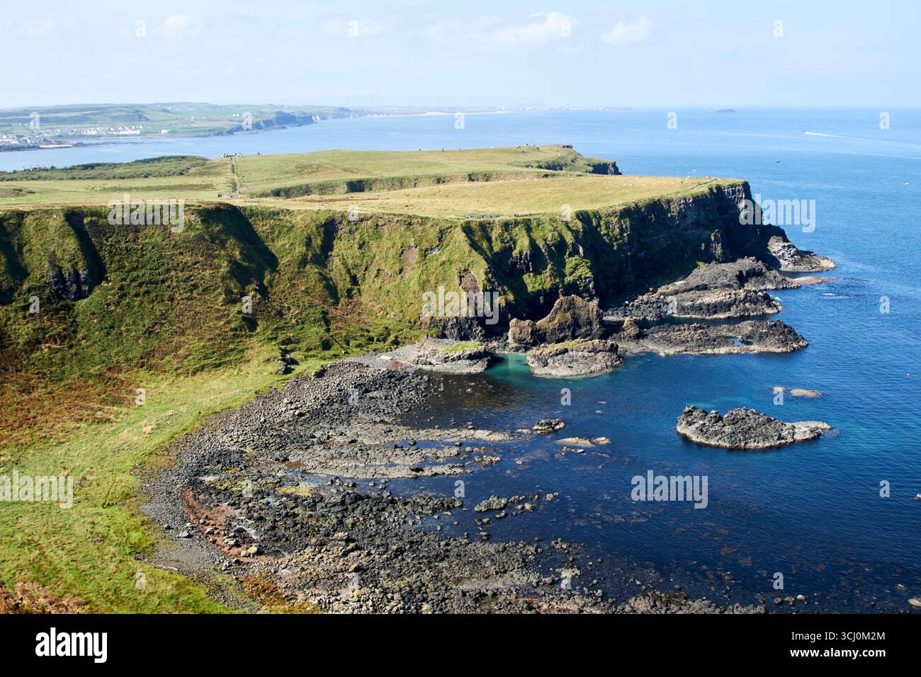 bay of the cow portnaboe giants causeway coastal route county antrim irlanda del nord regno unito Foto Stock