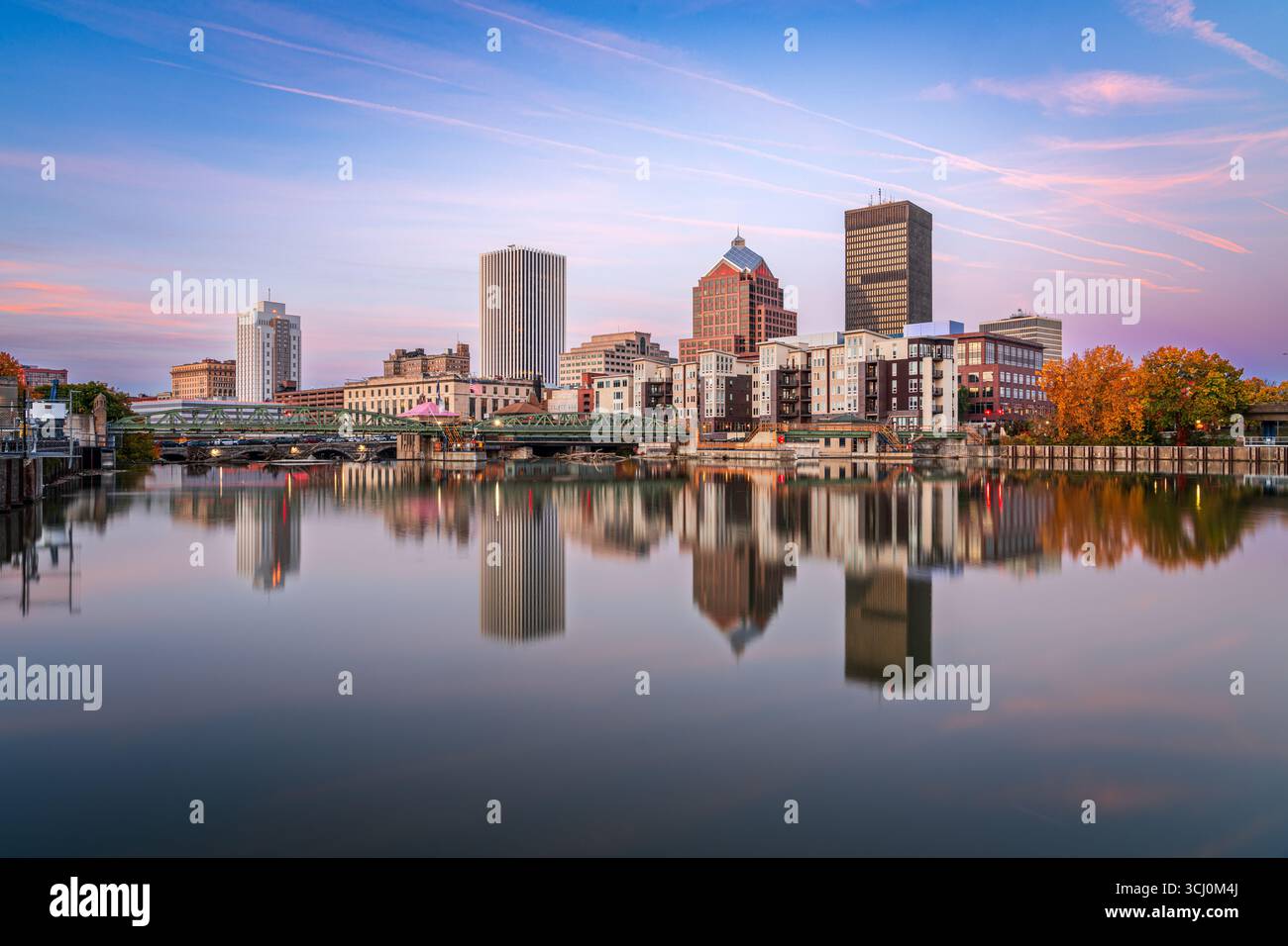 Rochester, New York, Stati Uniti, skyline cittadino sul fiume Genesee nella stagione autunnale. Foto Stock