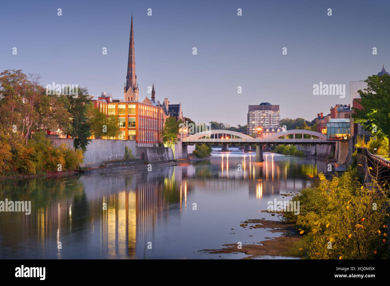 Cambridge, Ontario, Canada sul Grand River all'alba in autunno. Foto Stock
