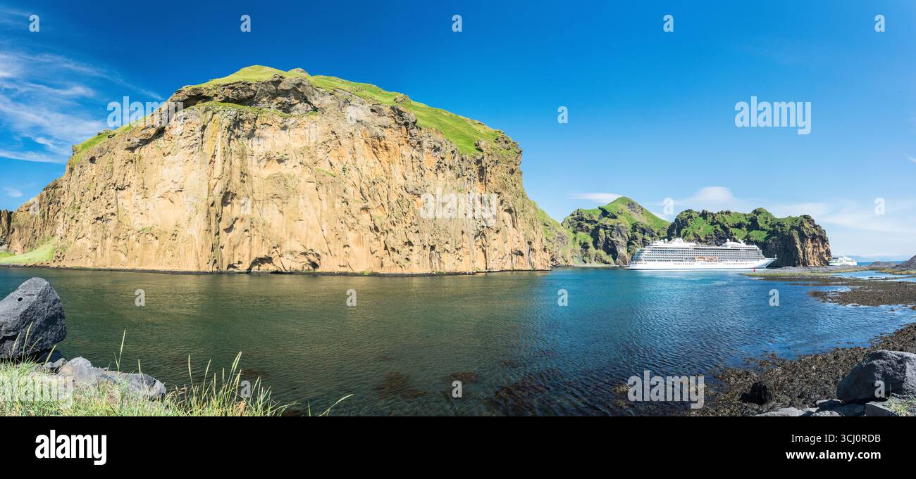 panorama dell'area portuale dell'isola vulcanica di Heimaey, Islanda, Europa, con nave da crociera all'ancora Foto Stock