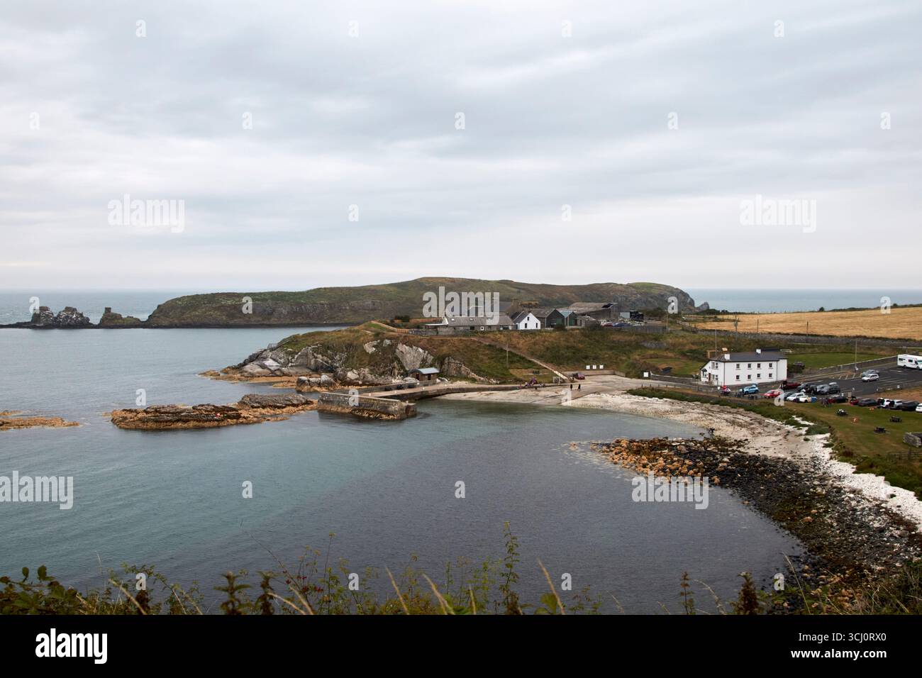 portmuck con l'isola di muck dietro la contea di antrim irlanda del nord regno unito Foto Stock