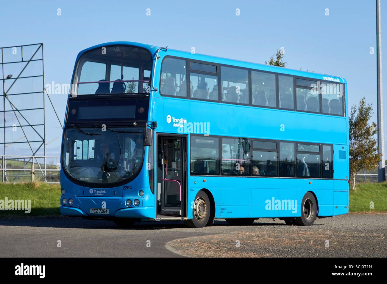 parco autobus a due piani translink blue ulsterbus e giro alla fiera aul lammas ballycastle county antrim irlanda del nord regno unito Foto Stock