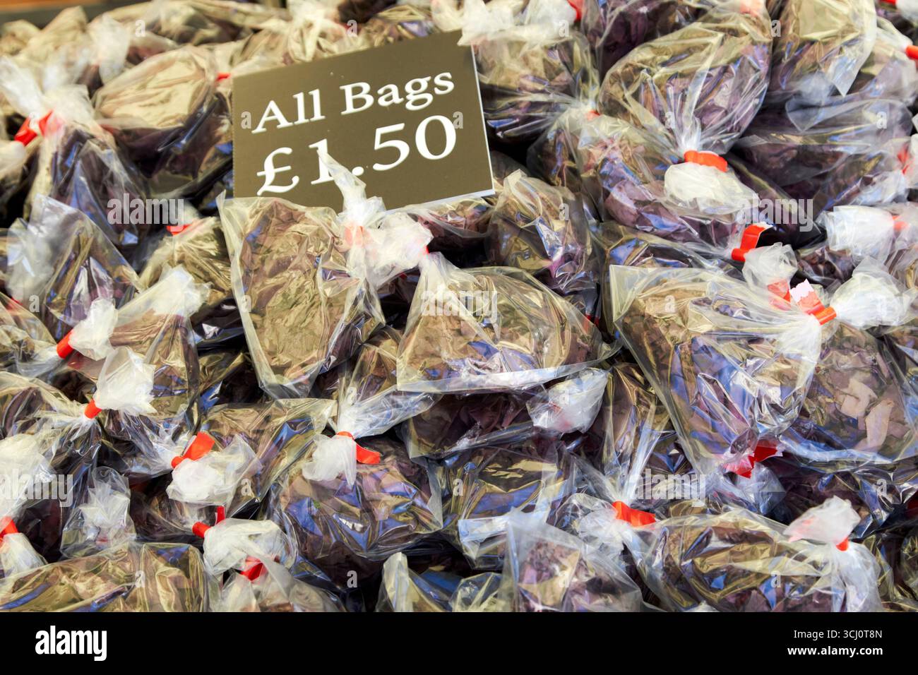sacchetti di alghe essiccate in dulse in vendita presso il chiosco di dulse fresco di carnlough nel diamante presso la fiera aul lammas ballycastle county antrim irlanda del nord u Foto Stock