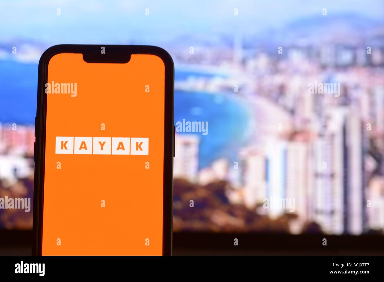 Apertura dell'app di prenotazione viaggio kayak sullo schermo di uno smartphone Foto Stock