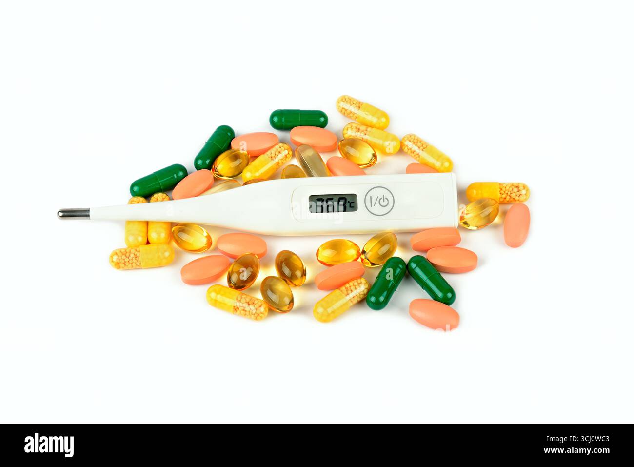 Termometro medico e una serie di farmaci, pillole e capsule isolate su fondo bianco. Foto Stock