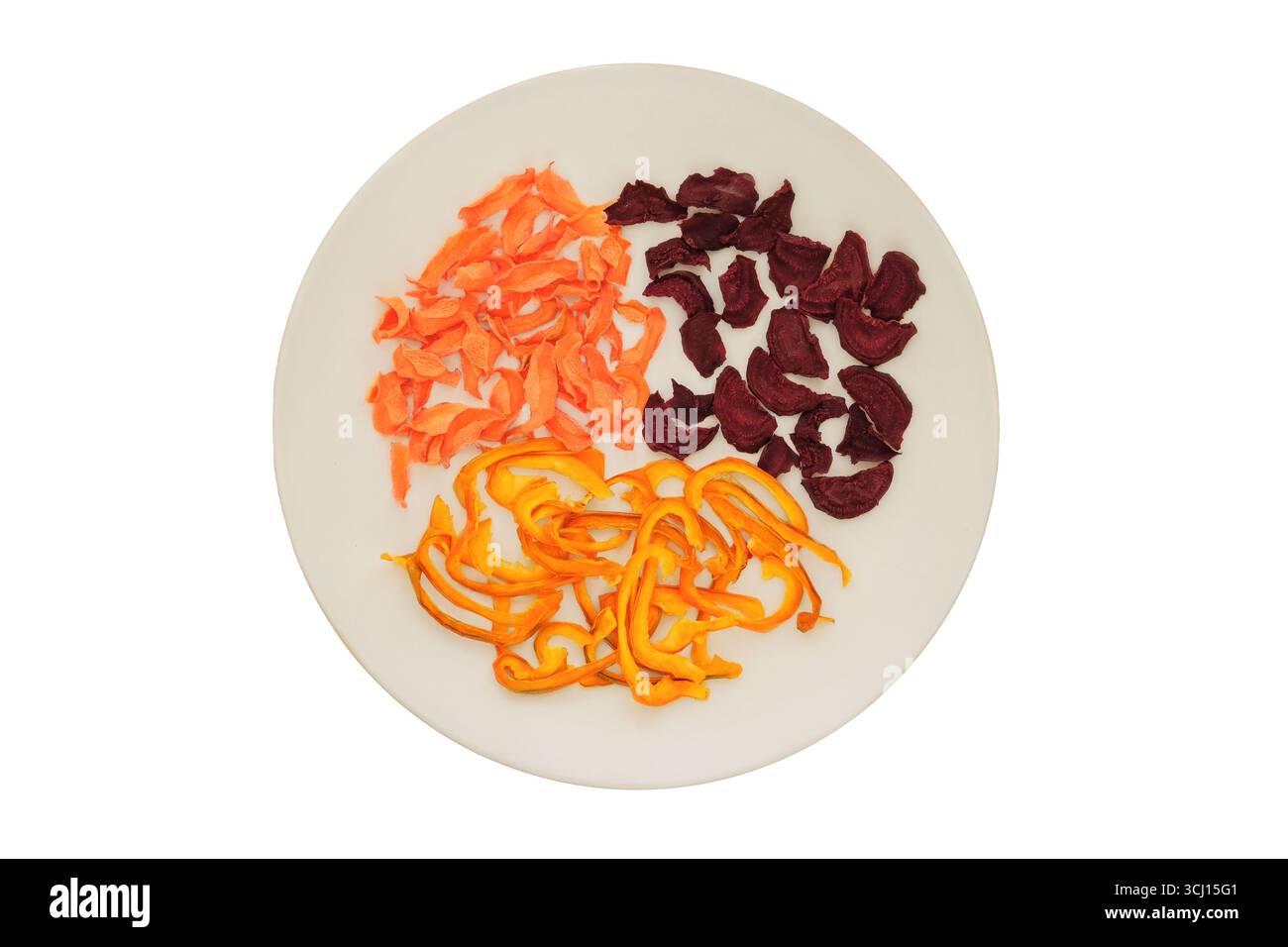 Barbabietola secca, pepe dolce e carota su un piatto di ceramica isolato su sfondo bianco. Varie verdure secche. Verdure liofilizzate per trave Foto Stock