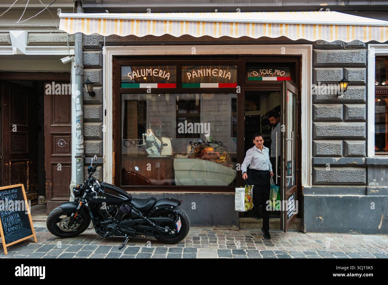 Piccolo negozio di specialità gastronomiche nel centro di Brasov, Romania. Foto Stock
