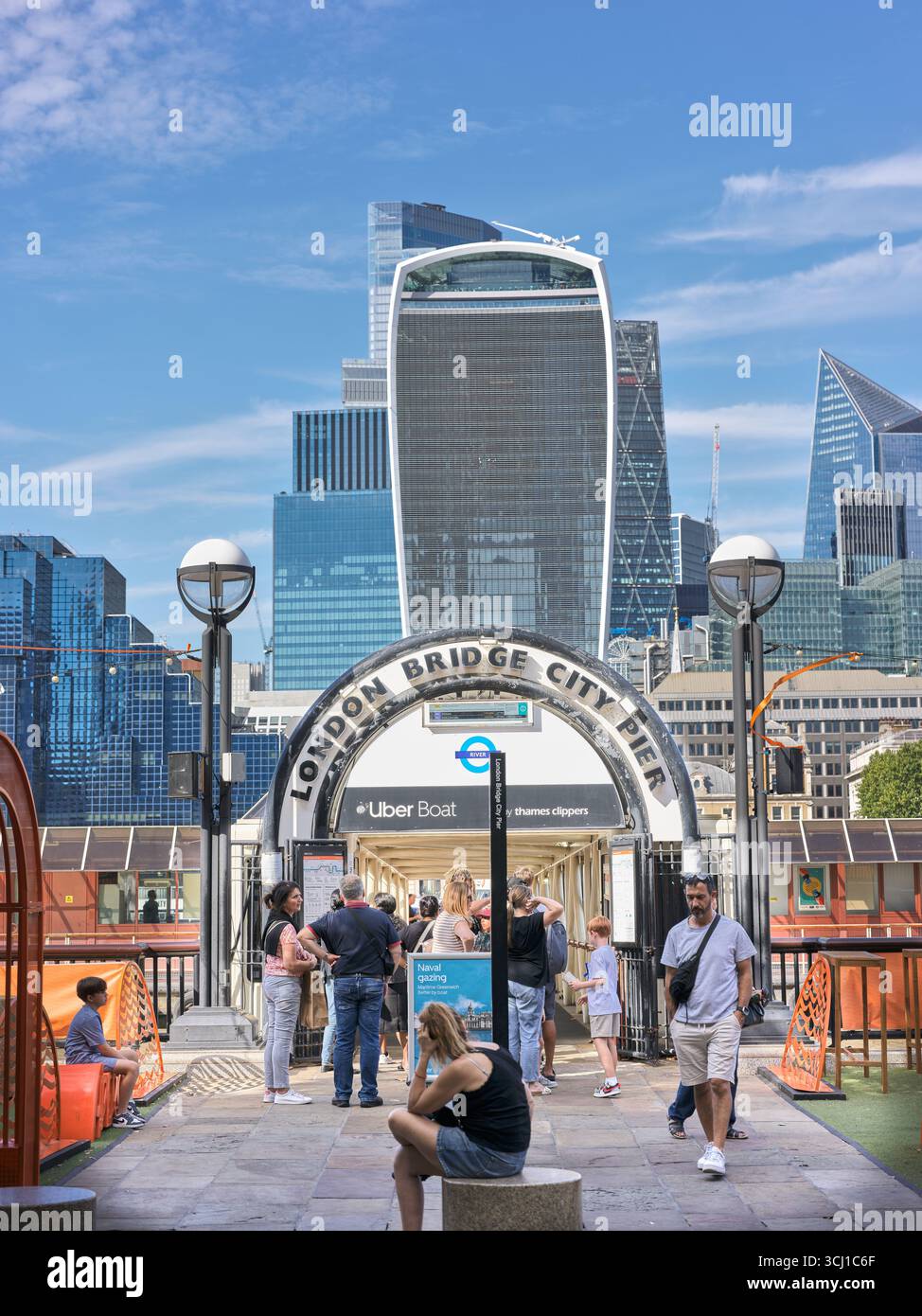 Molo di London Bridge City per il viaggio in barca sul Tamigi, Londra, Inghilterra. Foto Stock