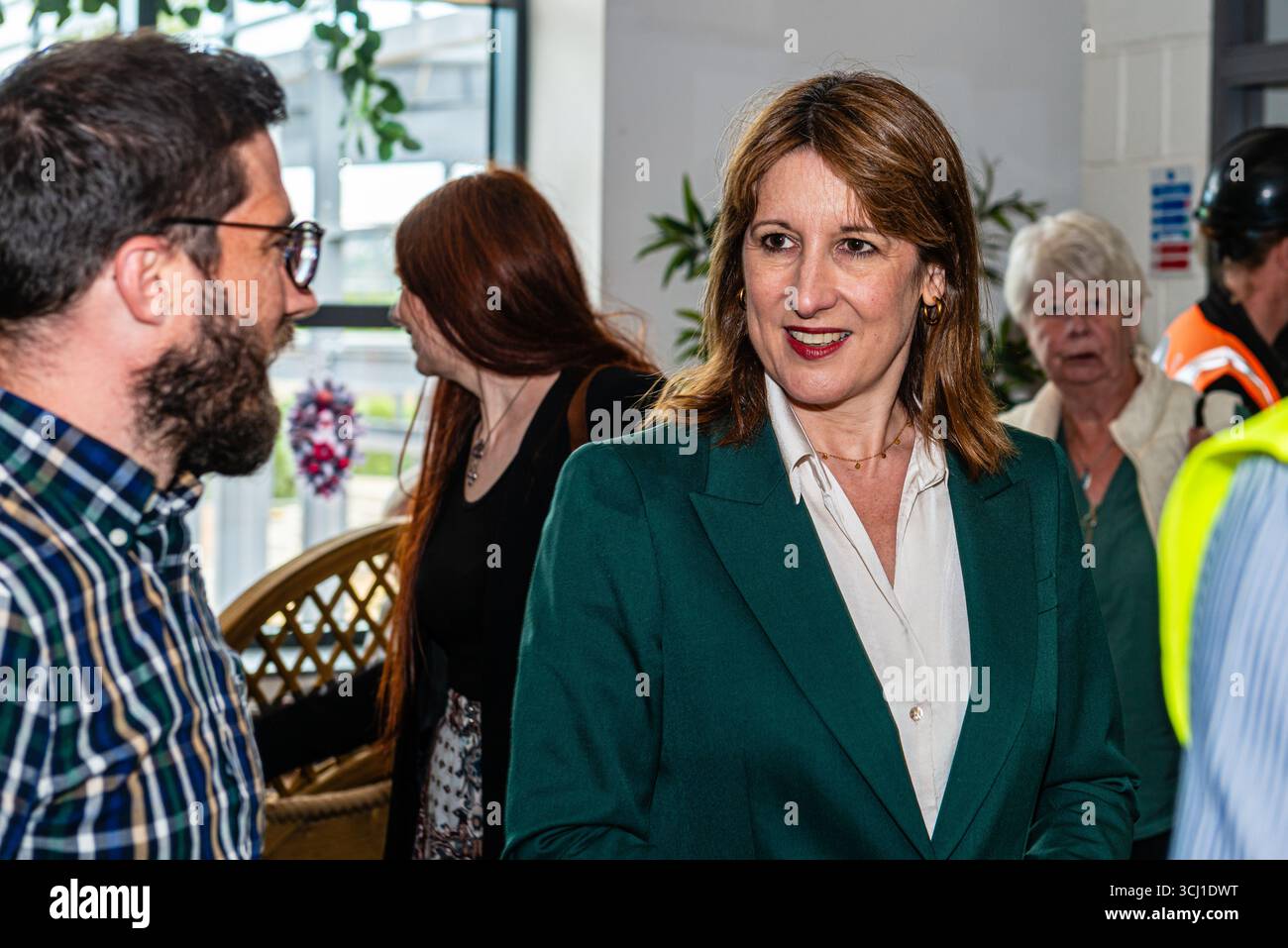 La Cancelliera dello Scacchiere Rachel Reeves durante una visita a Farsley a Leeds, West Yorkshire, incontrando i proprietari di aziende locali Foto Stock