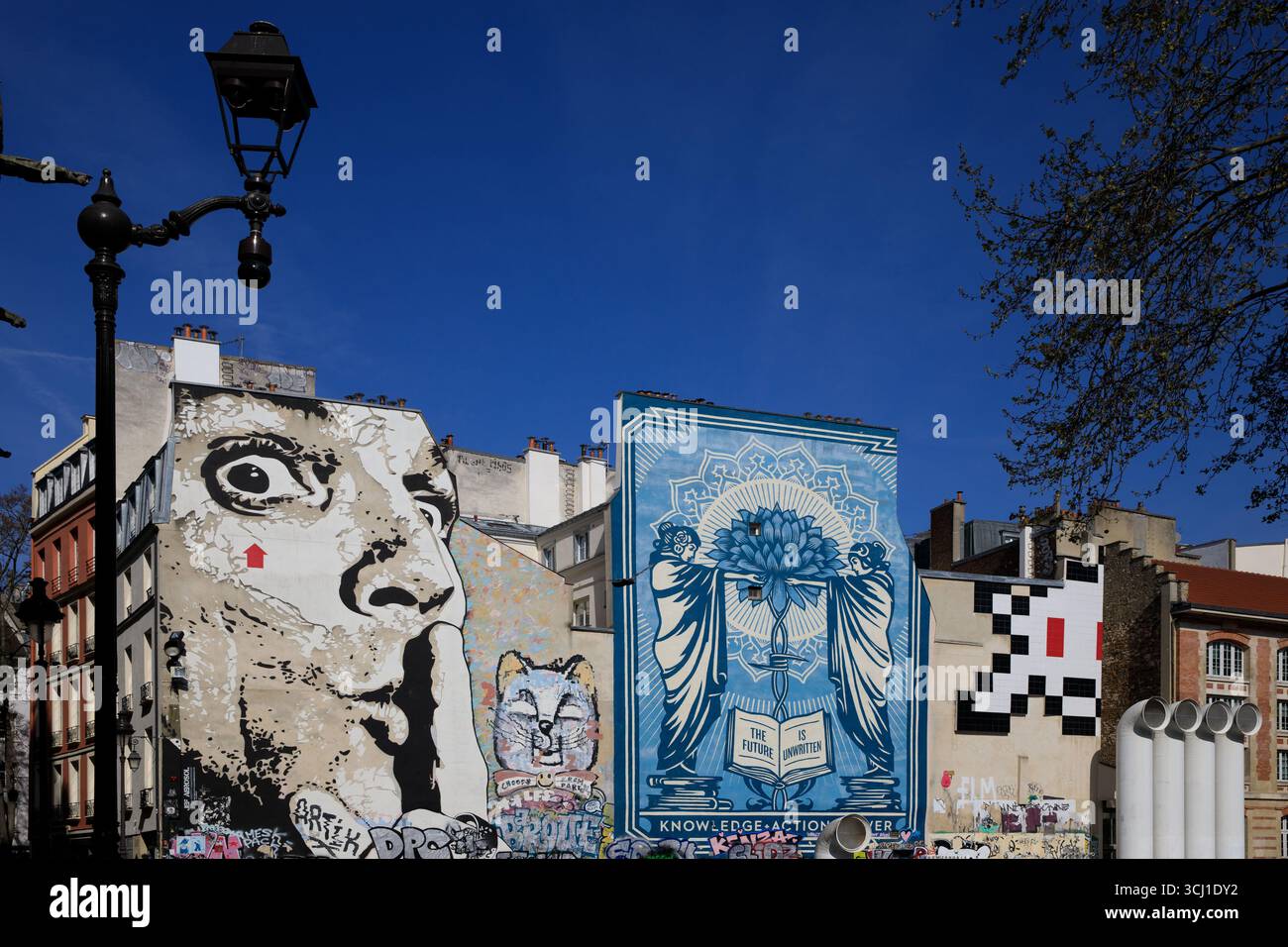 Francia, regione Ile de France, primo arrondissement di Parigi, les Halles, rue Brisemiche, mur d'Artistes, un gauche: Jef aerosol, Chuuuttt !!!!, 2011 Un droite: obbedisci, 'il futuro non è scritto. Conoscenza + azione = potenza", 2019 Foto Stock