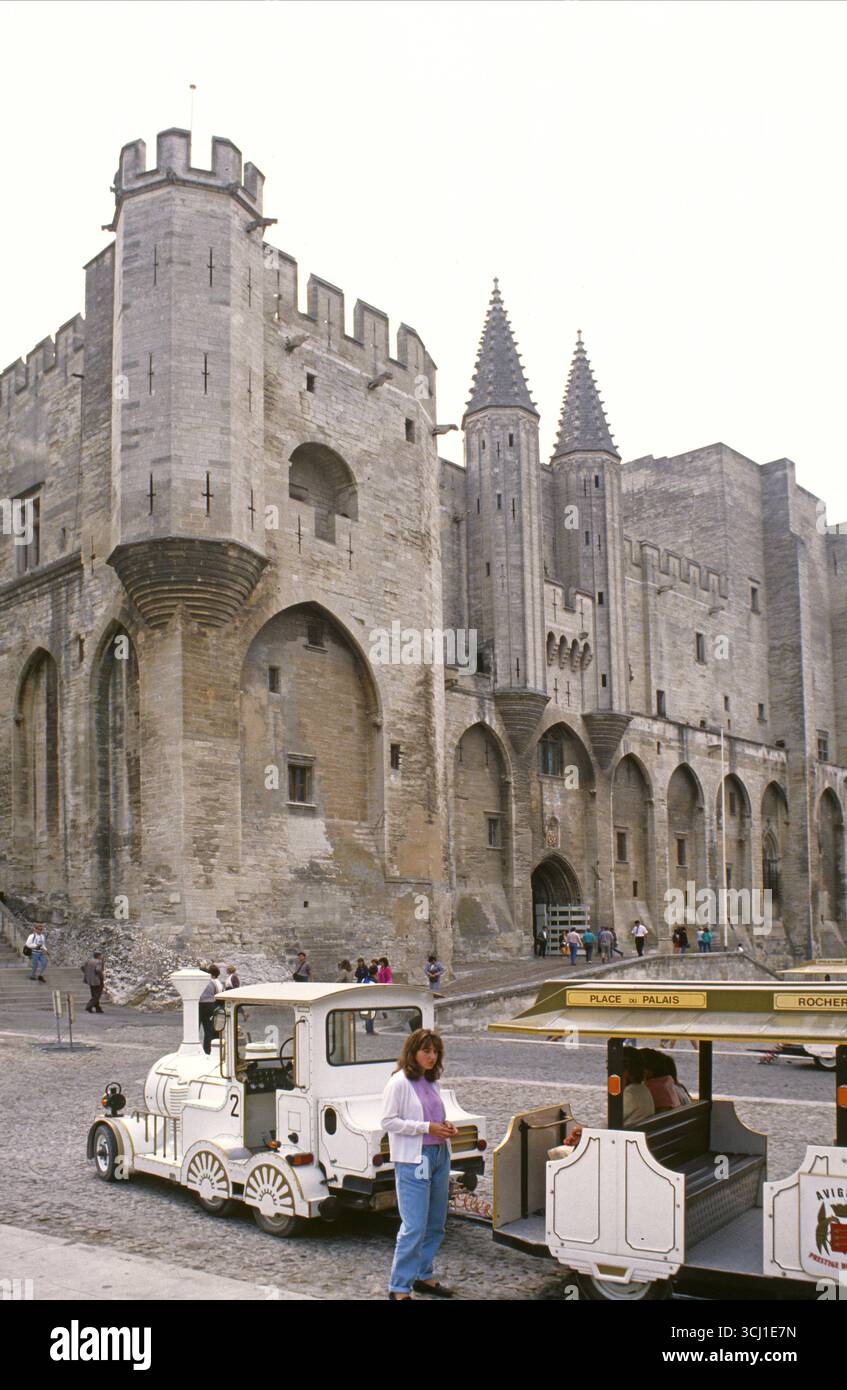Il Palais des Papes di Avignone, in Francia, e il treno turistico della città. Intorno al 1985 Foto Stock