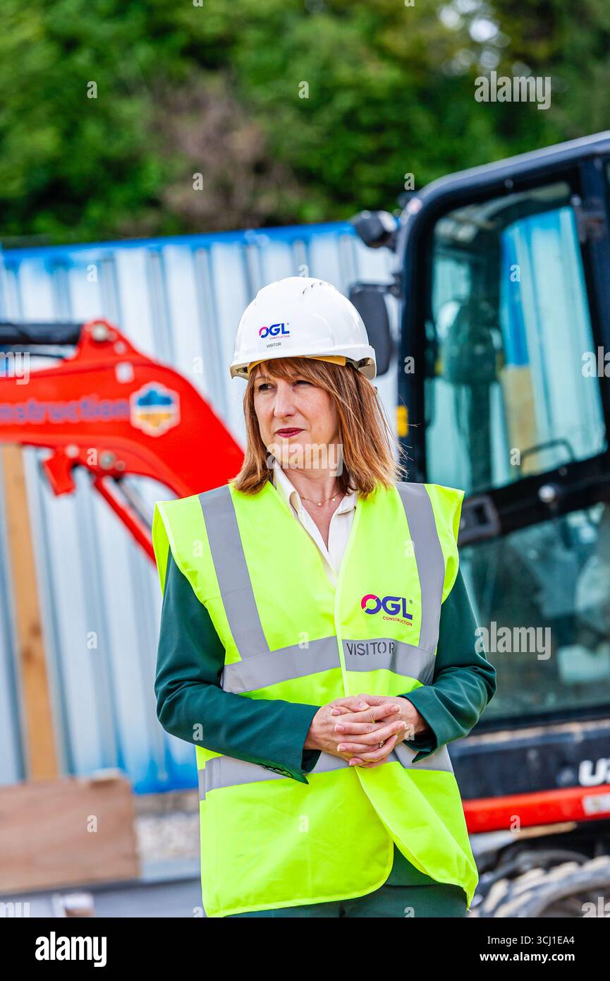 La Cancelliera dello Scacchiere Rachel Reeves durante una visita a Farsley a Leeds, West Yorkshire, un nuovo progetto di sviluppo a Springfield Mills. Foto Stock