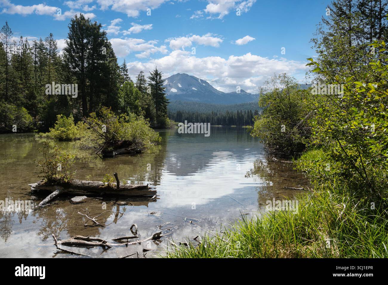 Vista del lago Manzanita e del monte Lassen al Lassen Volcanic National Park nel nord della California Foto Stock