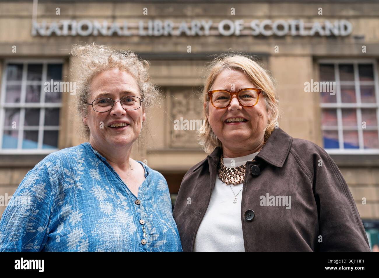 FOTO FILE ,Edimburgo, Scozia, Regno Unito. 27 agosto 2025. Lucy Hunter Blackburn (L) e Susan Dalgety si trovano fuori dalla National Library of Scotland a Edimburgo. Sono gli editori del libro The Women Who Would not Wheesht . Il libro è stato votato dal pubblico per essere presentato nella mostra Dear Library della biblioteca, tuttavia dopo le proteste del personale trans-identificativo, è stato ritirato in modo controverso. Oggi la NLS ha deciso di ammettere il libro nella mostra. PIC; Iain Masterton/Alamy Live News Foto Stock