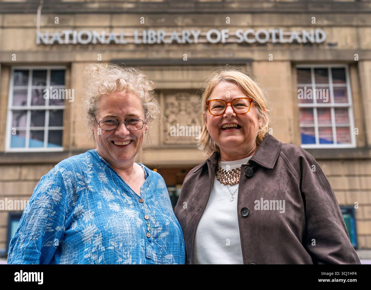 FOTO FILE ,Edimburgo, Scozia, Regno Unito. 27 agosto 2025. Lucy Hunter Blackburn (L) e Susan Dalgety si trovano fuori dalla National Library of Scotland a Edimburgo. Sono gli editori del libro The Women Who Would not Wheesht . Il libro è stato votato dal pubblico per essere presentato nella mostra Dear Library della biblioteca, tuttavia dopo le proteste del personale trans-identificativo, è stato ritirato in modo controverso. Oggi la NLS ha deciso di ammettere il libro nella mostra. PIC; Iain Masterton/Alamy Live News Foto Stock