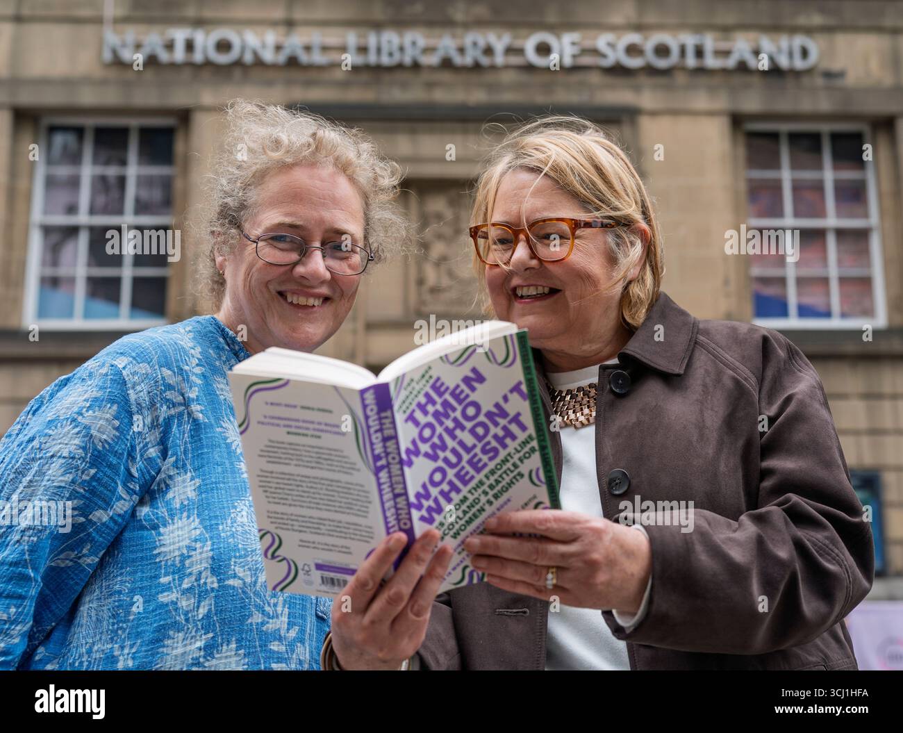 FOTO FILE ,Edimburgo, Scozia, Regno Unito. 27 agosto 2025. Lucy Hunter Blackburn (L) e Susan Dalgety si trovano fuori dalla National Library of Scotland a Edimburgo. Sono gli editori del libro The Women Who Would not Wheesht . Il libro è stato votato dal pubblico per essere presentato nella mostra Dear Library della biblioteca, tuttavia dopo le proteste del personale trans-identificativo, è stato ritirato in modo controverso. Oggi la NLS ha deciso di ammettere il libro nella mostra. PIC; Iain Masterton/Alamy Live News Foto Stock