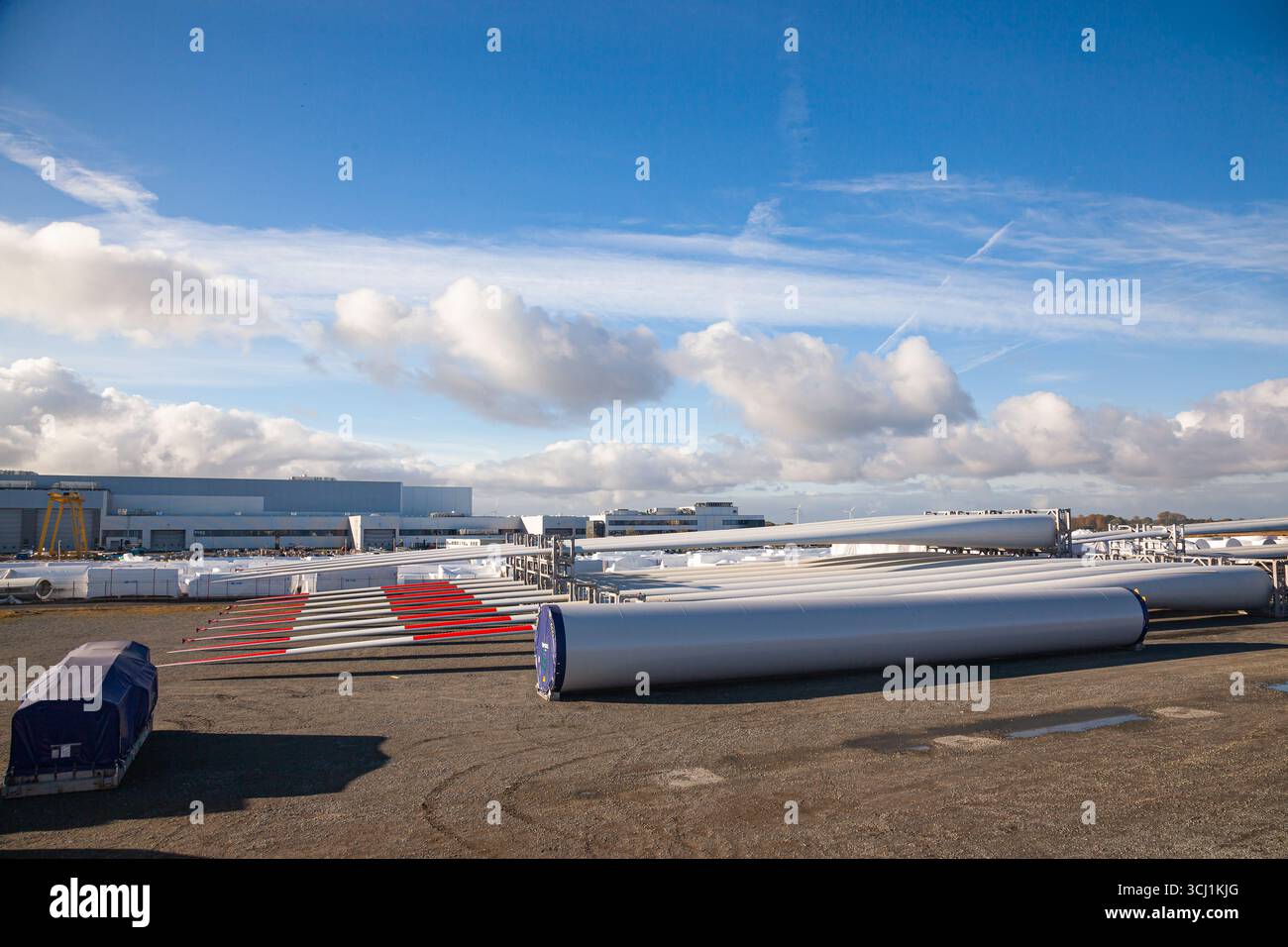 Cuxhaven, Germania - 11.21.2022: Stoccaggio a terra delle pale Vestas per turbine eoliche. Deposito di parti di turbine eoliche. Foto Stock