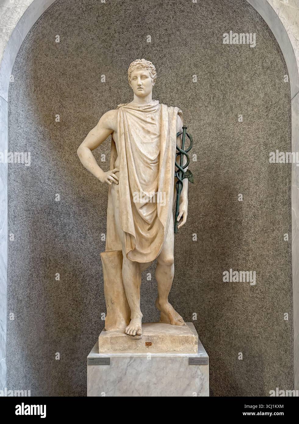 CITTÀ DEL VATICANO, ROMA, ITALIA - 2 AGOSTO 2025 Una classica statua in marmo di Ermes, conosciuta come la psicopompa che tiene un caduceo in piedi graziosamente all'interno Foto Stock