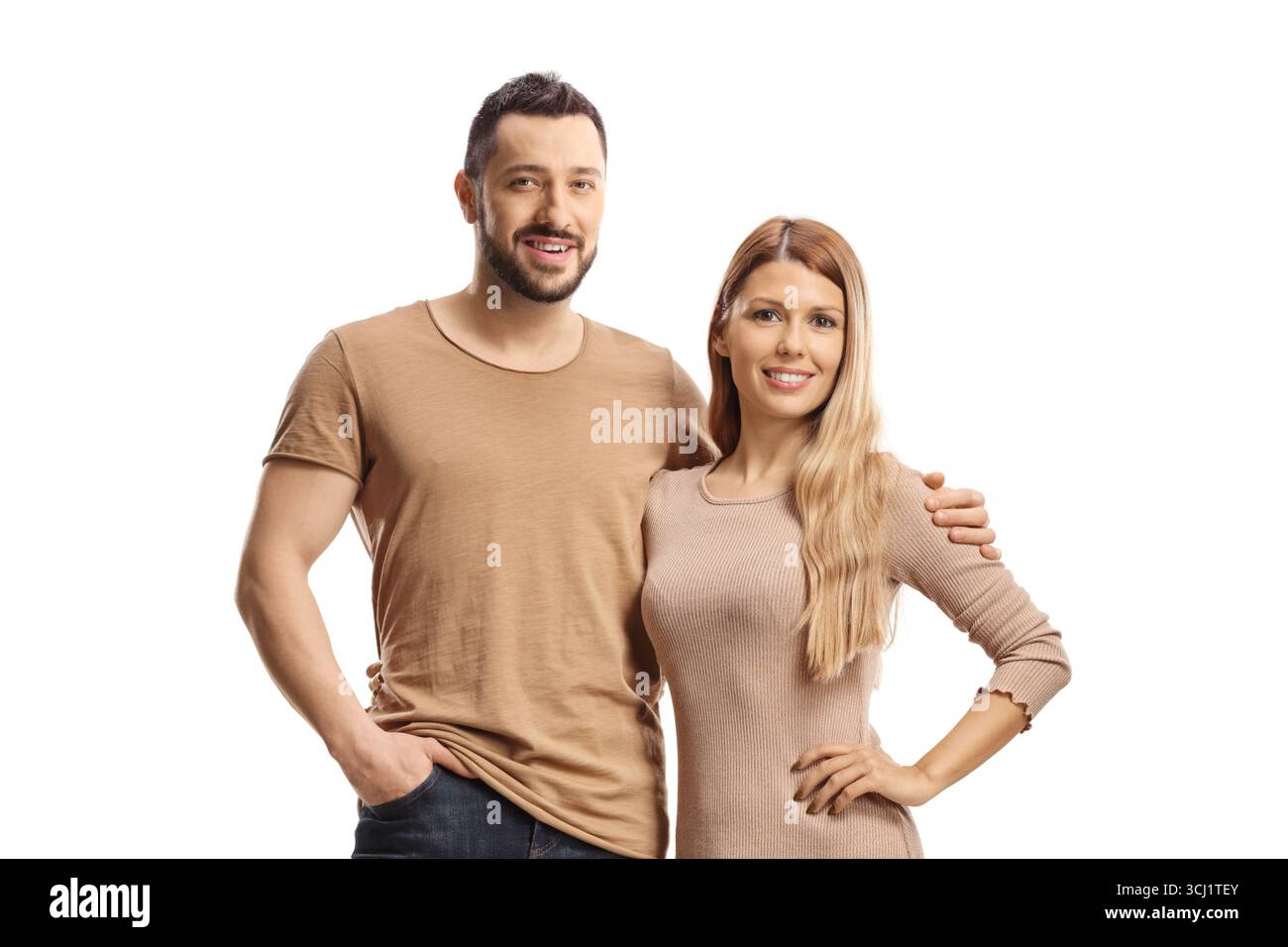 Ritratto di una giovane coppia in posa isolata su sfondo bianco Foto Stock