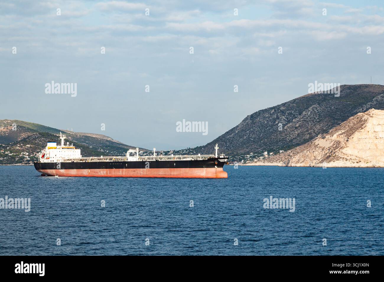 Una petroliera offshore ancorata in una baia al largo della costa di Lagos, Portogallo. Foto Stock