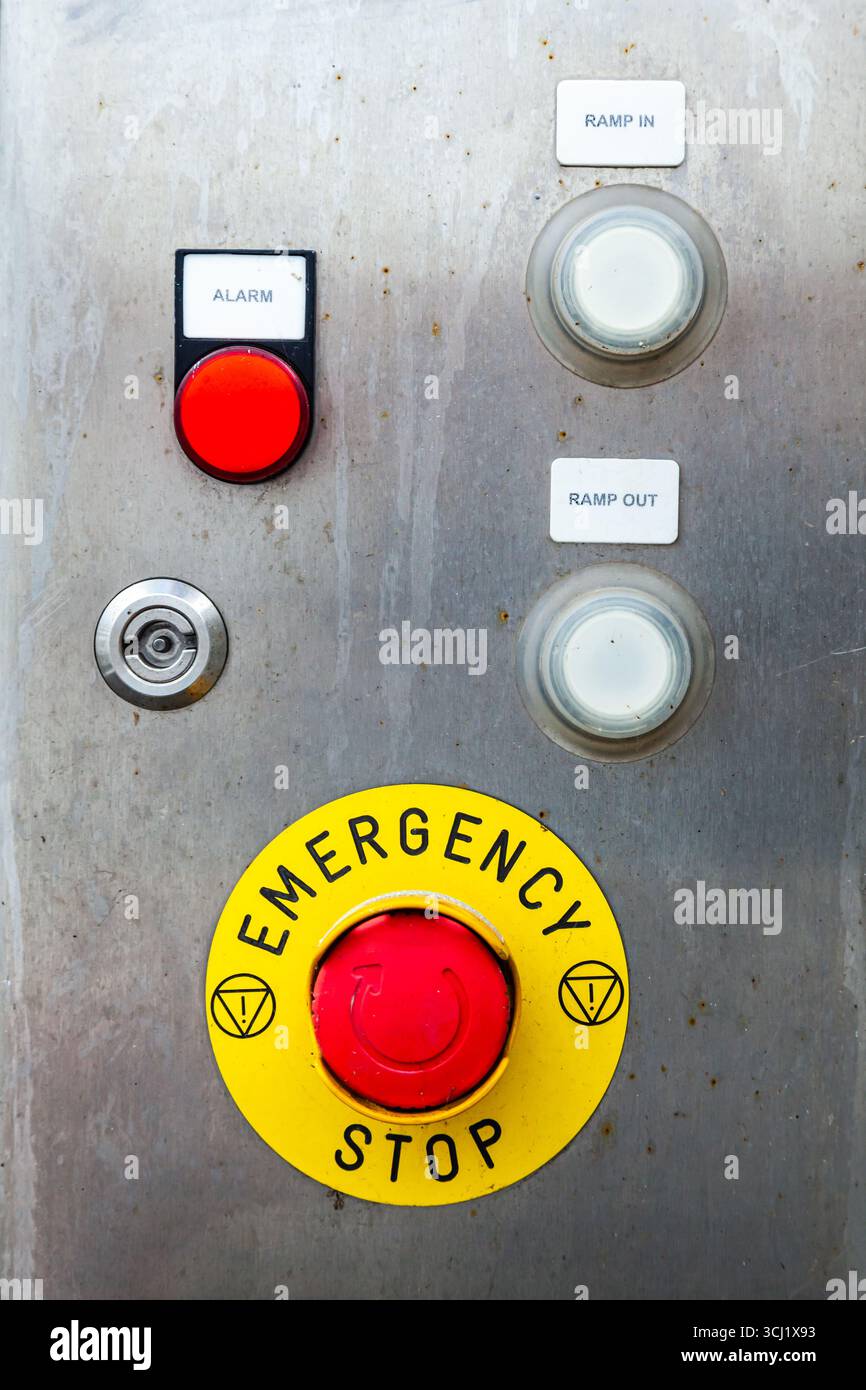 Cassetta elettrica con pulsanti per controllare la rampa del traghetto. Foto Stock