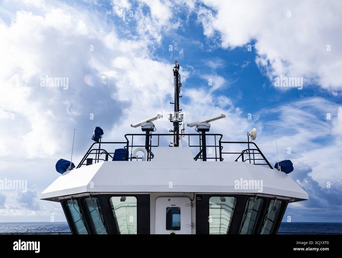 La sovrastruttura del ponte con la torre di navigazione del rimorchiatore. Foto Stock