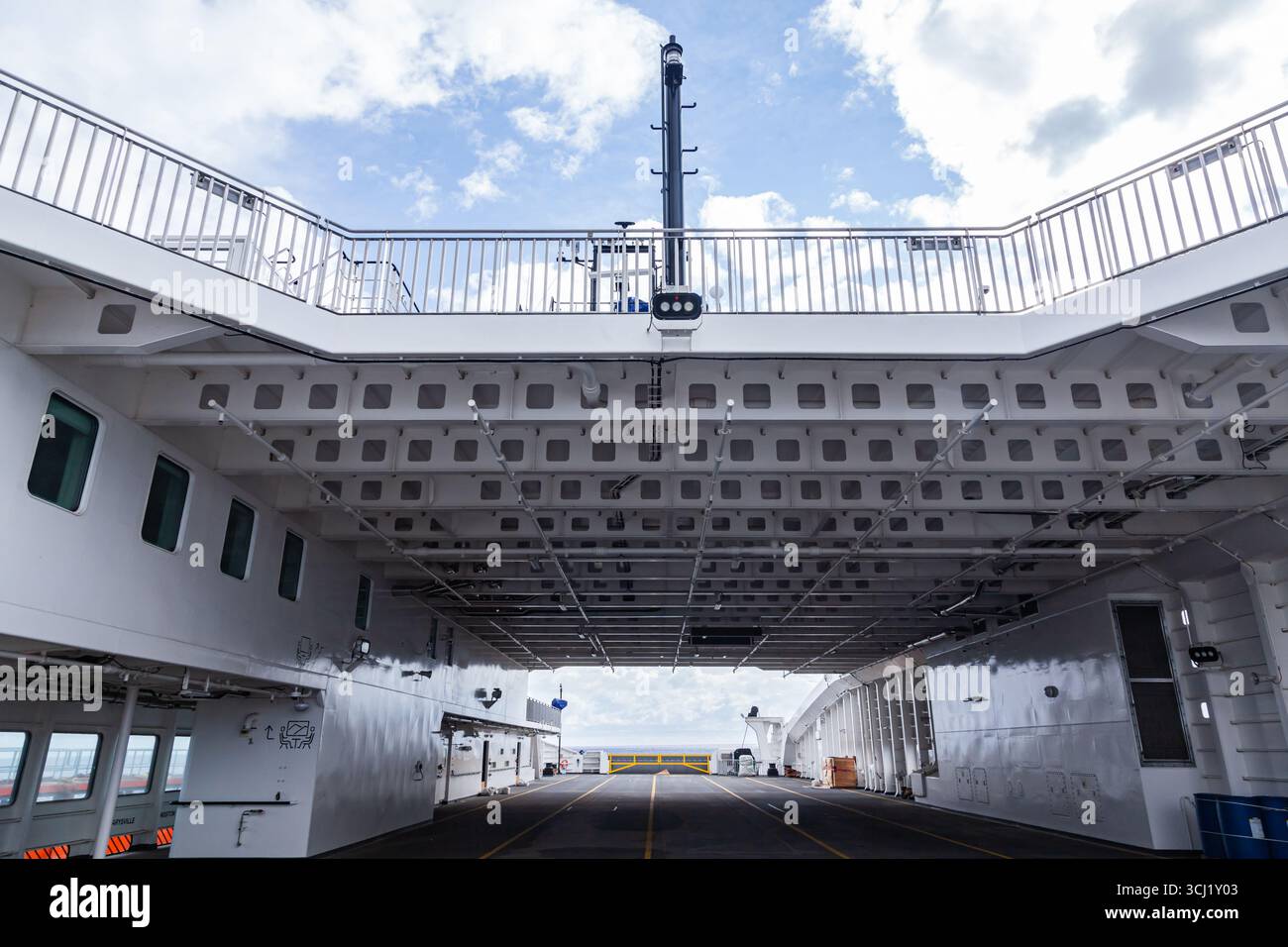 Il ponte interno di un traghetto marittimo presenta una sovrastruttura e un ponte coperto per veicoli progettato per il trasporto di auto e merci durante i viaggi marittimi. Foto Stock