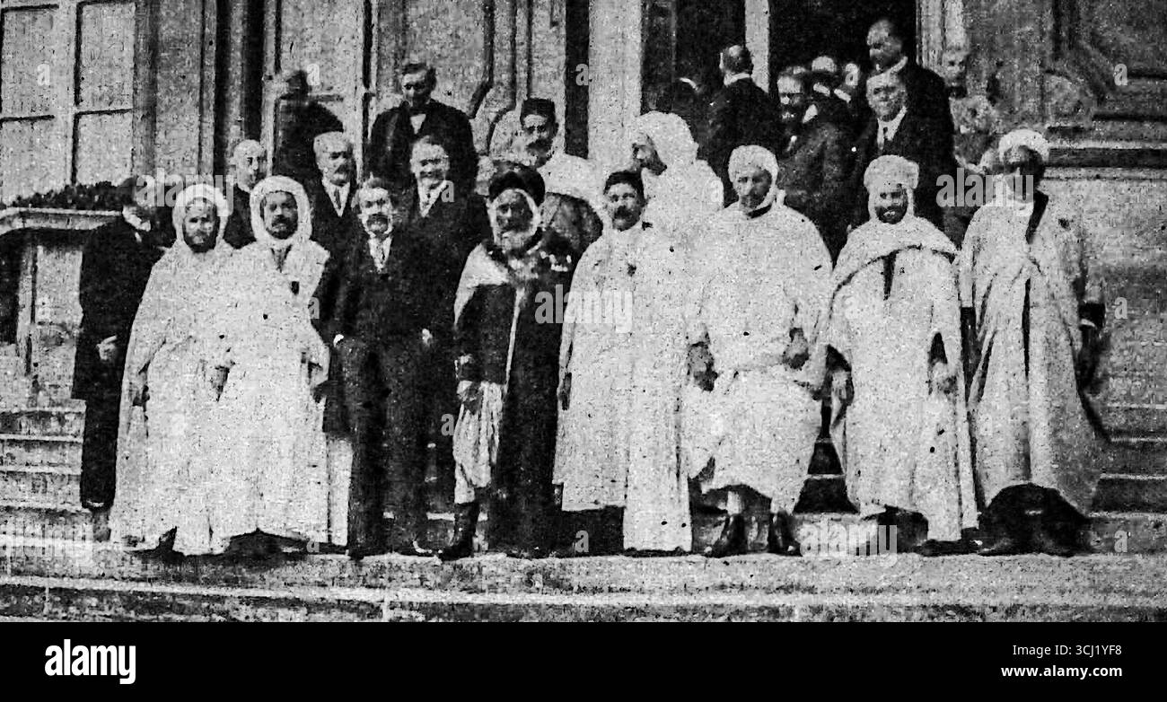 Questa fotografia del 1916 di le Miroir raffigura la missione musulmana in visita al Ministero delle colonie francese dopo il ritorno dalla Mecca. Il gruppo ha partecipato a una sessione straordinaria della commissione interministeriale per gli affari musulmani. La scena riflette le connessioni coloniali della Francia e il ruolo dei dignitari musulmani nella diplomazia in tempo di guerra, evidenziando sia le dimensioni religiose che politiche della prima guerra mondiale Foto Stock