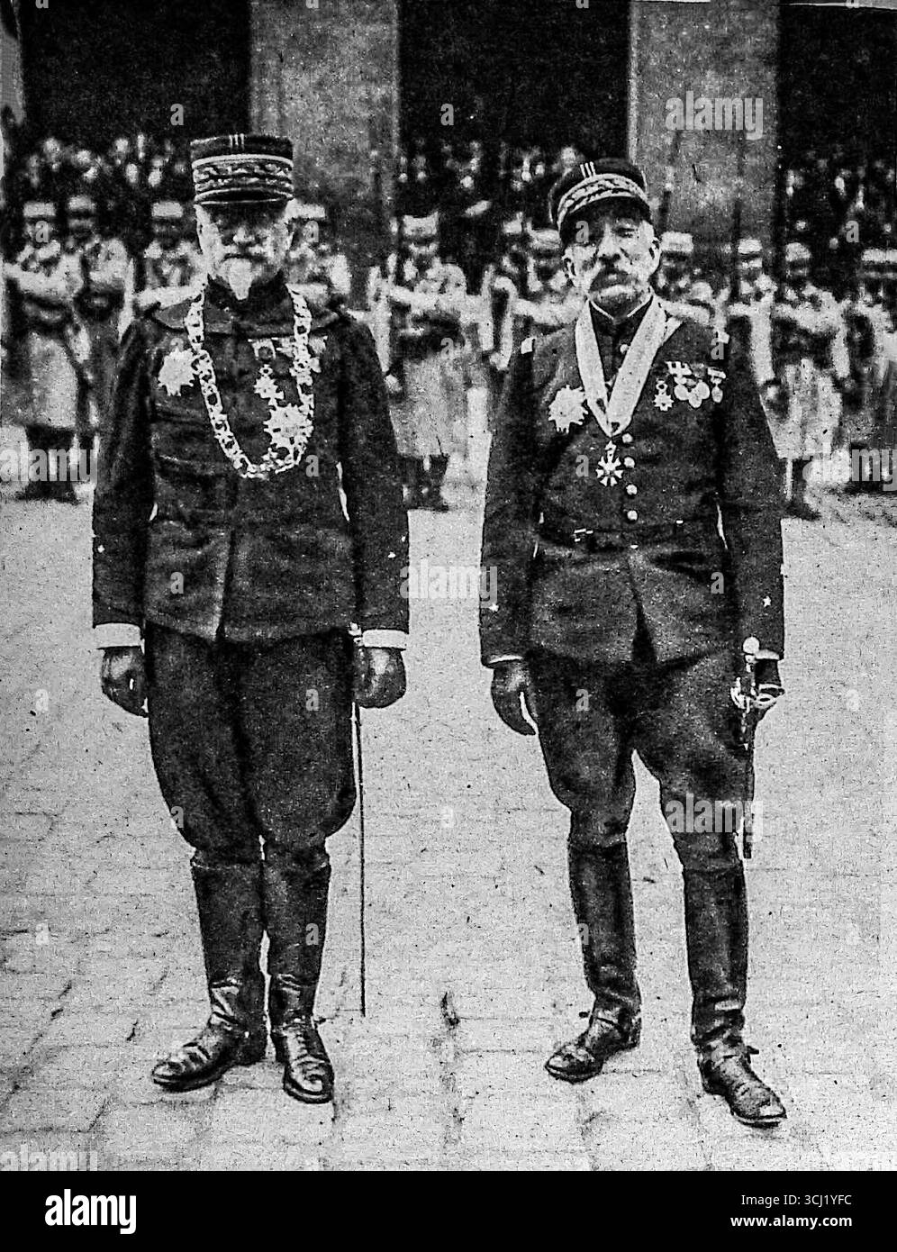 Pubblicata su le Miroir nel 1916, questa fotografia mostra il generale Balfourier e il generale Drude che ricevono decorazioni dal principe Artù di Connaught al Hôtel des Invalides di Parigi. Entrambi sono stati onorati con l'ordine di San Michele e San Giorgio durante la prima guerra mondiale. L'immagine illustra il riconoscimento militare franco-britannico in tempo di guerra e la presenza visibile della solidarietà alleata in un momento di intenso conflitto sul fronte occidentale. Foto Stock