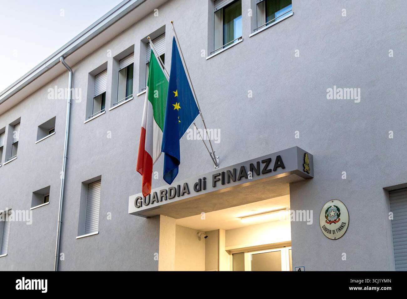 Piove di sacco, Padova, Veneto, Italia - 11 agosto 2025: Vista esterna dell'edificio della Guardia di Finanza Foto Stock