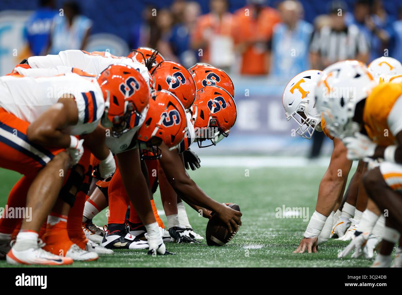 ATLANTA, GA - AUGUST 30: The Syracuse Orange face off at the line of scrimmage against the Tennessee Volunteers during the AFLAC Kickoff Game on August 30, 2025 at Mercedes-Benz Stadium in Atlanta, Georgia. (Photo by Joe Robbins/Icon Sportswire) (Icon Sportswire via AP Images) Foto Stock