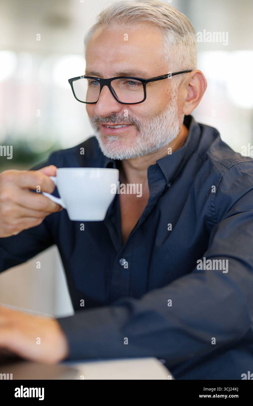 Uomo d'affari di bere il caffè in un bar Foto Stock
